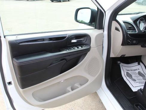 Used 2019 Dodge Grand Caravan SXT FWD image 12