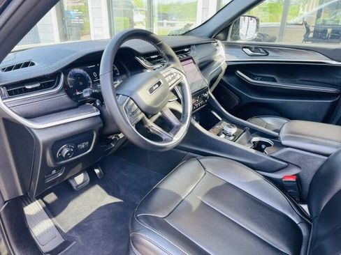 Used 2024 Jeep Grand Cherokee Limited w/ Black Appearance Package AWD/4WD image 8