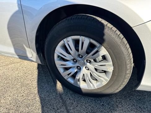 Used 2013 Toyota Camry LE FWD image 18