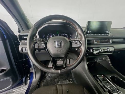 Used 2025 Honda Pilot Sport image 14