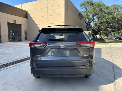 Used 2019 Toyota RAV4 XLE Premium FWD image 3