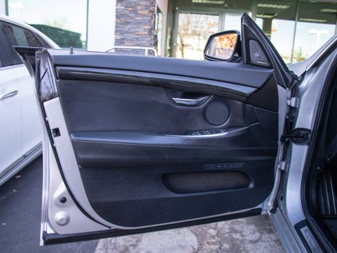 Used 2017 BMW 550i Gran Turismo xDrive image 9