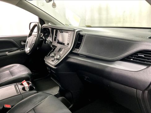 Used 2020 Toyota Sienna SE w/ SE Preferred Package image 14