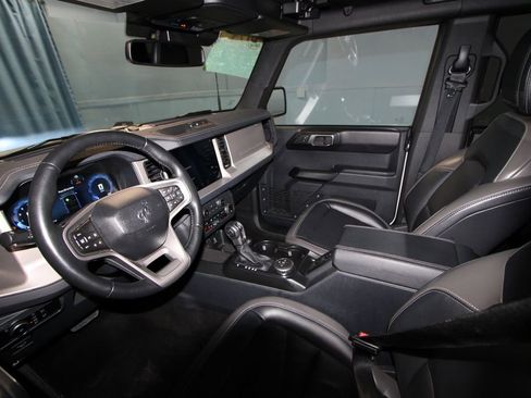 Used 2025 Ford Bronco Outer Banks image 2