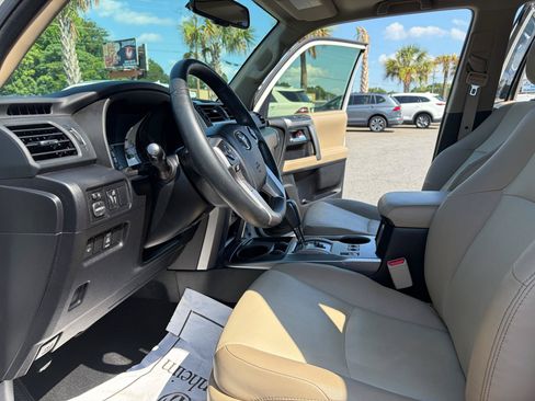 Used 2017 Toyota 4Runner SR5 Premium RWD image 29