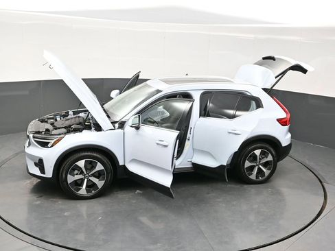Used 2025 Volvo XC40 B5 Plus AWD/4WD image 40