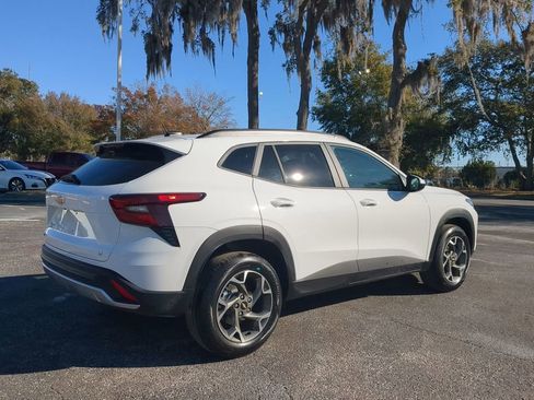 Used 2025 Chevrolet Trax LT w/ LT Convenience Package image 4