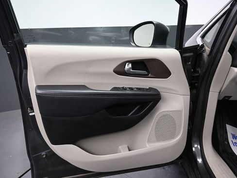 Used 2023 Chrysler Voyager LX FWD image 26