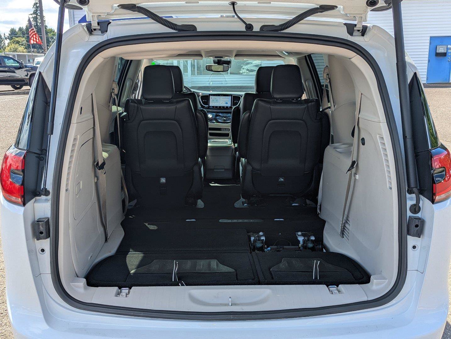Used 2023 Chrysler Pacifica Touring-L FWD image 31