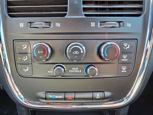 Used 2018 Dodge Grand Caravan SE image 24