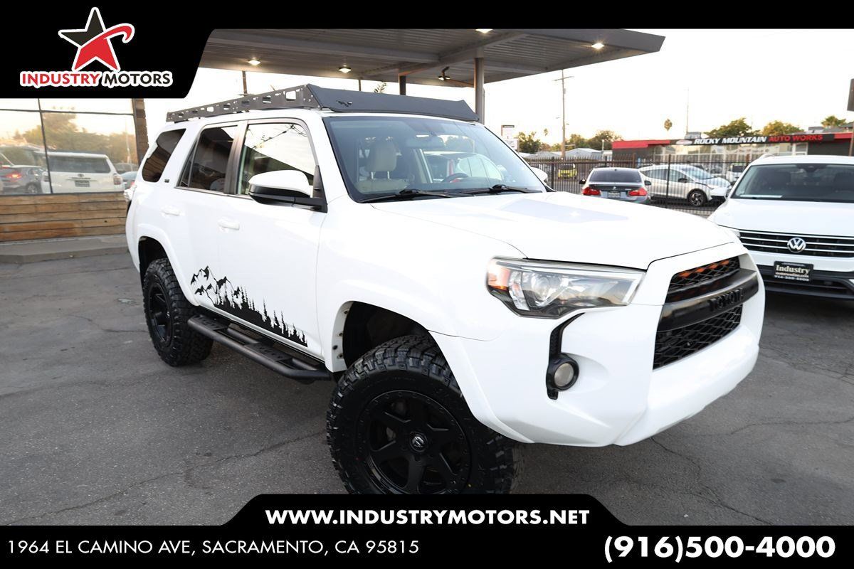 Used 2018 Toyota 4Runner SR5 AWD/4WD image 1