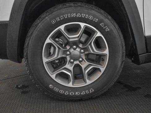 Used 2022 Jeep Cherokee Trailhawk image 9