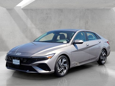Used 2025 Hyundai Elantra SEL FWD image 9