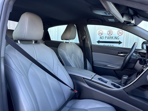 Used 2019 Toyota Avalon XLE image 9