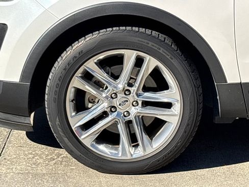 Used 2016 Ford Explorer XLT w/ Equipment Group 202A image 11