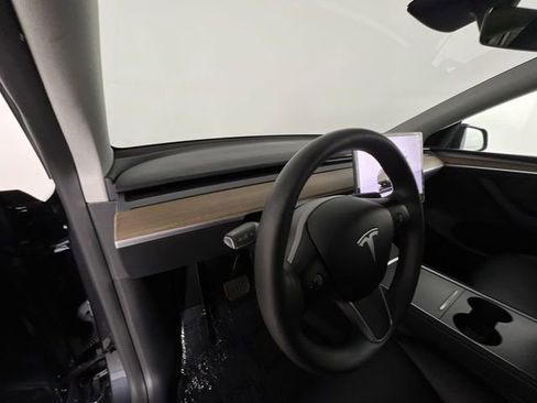 Used 2024 Tesla Model Y 2WD image 10