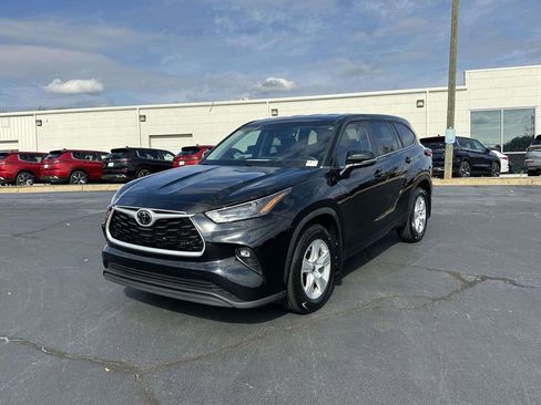 Used 2023 Toyota Highlander LE image 3