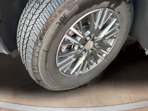 Used 2025 Chevrolet Traverse LT image 32