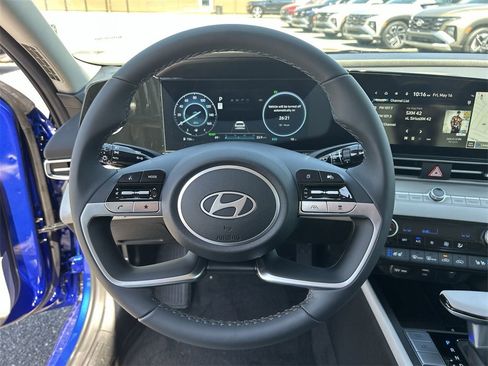 New 2025 Hyundai Elantra Limited image 30