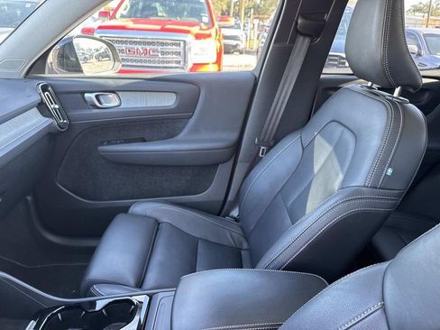 Used 2024 Volvo XC40 B5 Plus image 25