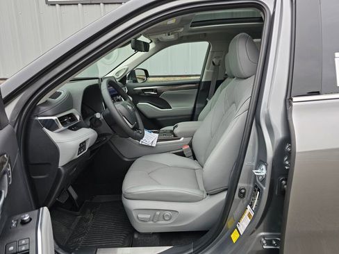 New 2026 Toyota Highlander Platinum AWD/4WD image 12