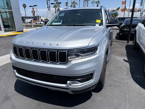 Used 2024 Jeep Wagoneer L Series II w/ Flexible Seating Group RWD image 4