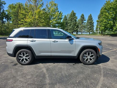 Used 2025 Jeep Grand Cherokee Limited AWD/4WD image 7