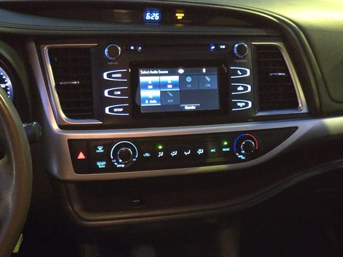 Used 2019 Toyota Highlander LE FWD image 31