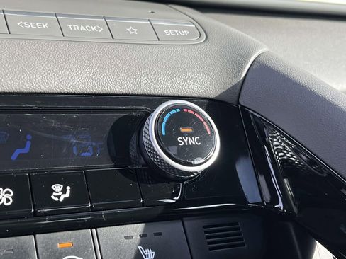 Used 2024 Hyundai Elantra SEL w/ Convenience Package image 35