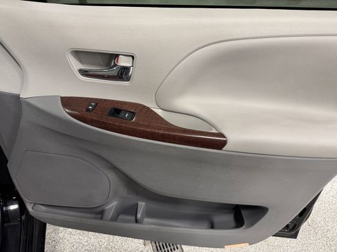 Used 2013 Toyota Sienna XLE image 26