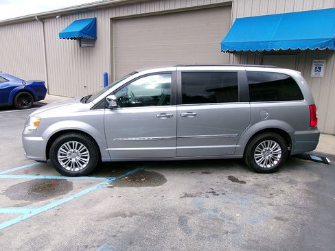 Used 2015 Chrysler Town & Country Touring-L w/ Driver Convenience Group image 4