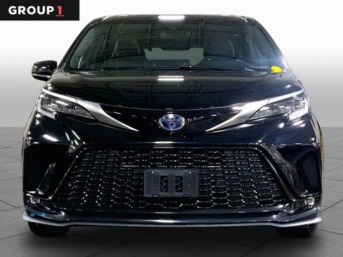 Used 2024 Toyota Sienna XSE w/ XSE Plus Package AWD/4WD image 4