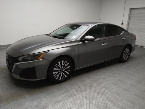 Used 2023 Nissan Altima 2.5 SV FWD image 2