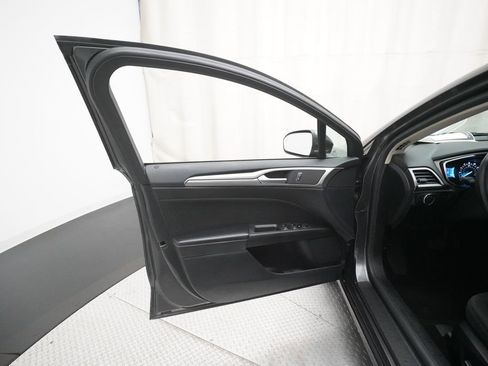 Used 2020 Ford Fusion SE image 27