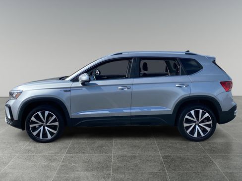 Used 2024 Volkswagen Taos SE FWD image 2