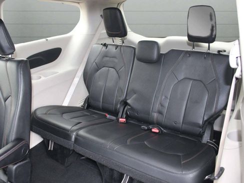 Used 2020 Chrysler Pacifica Touring-L FWD image 15