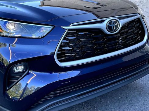 Certified 2025 Toyota Highlander XLE FWD image 30
