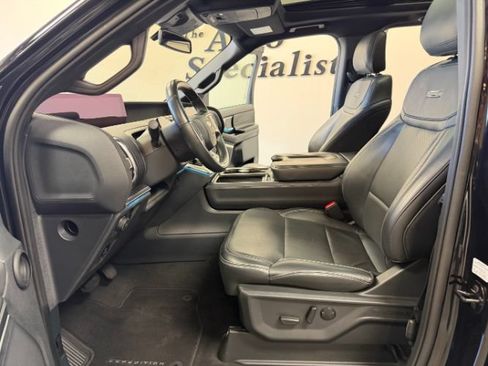 Used 2025 Ford Expedition Platinum w/ Stealth Appearance Package AWD/4WD image 11