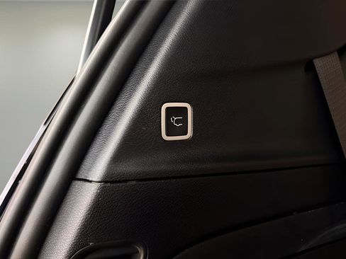 Used 2025 Chrysler Pacifica Pinnacle image 33