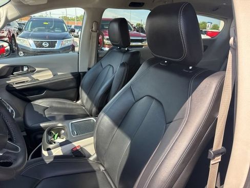 Used 2024 Chrysler Pacifica Touring-L FWD image 12
