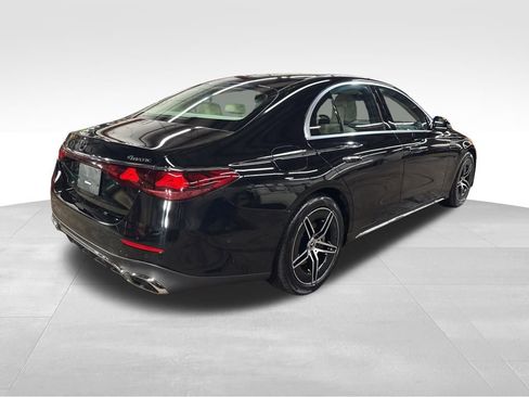 Used 2025 Mercedes-Benz E 350 4MATIC Sedan image 5