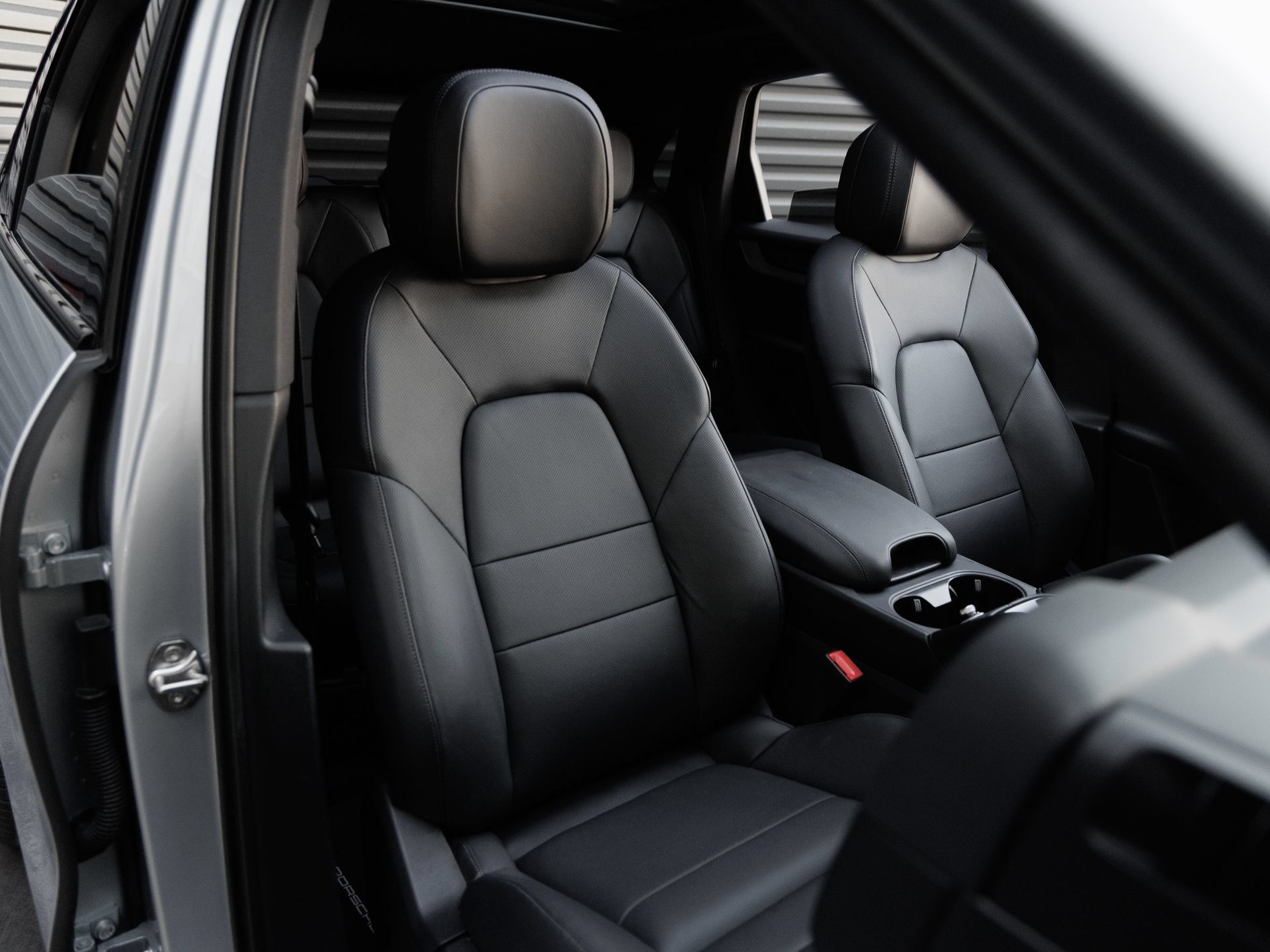 Certified 2025 Porsche Cayenne AWD/4WD image 35