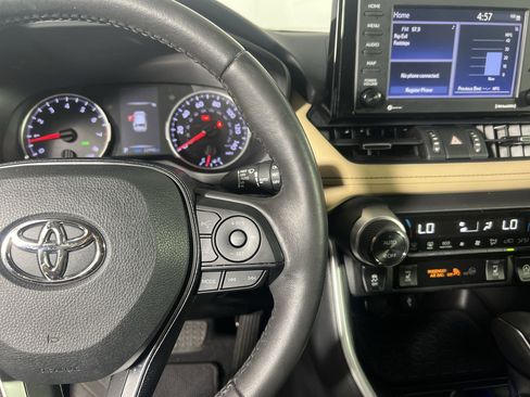 Used 2021 Toyota RAV4 XLE Premium image 19