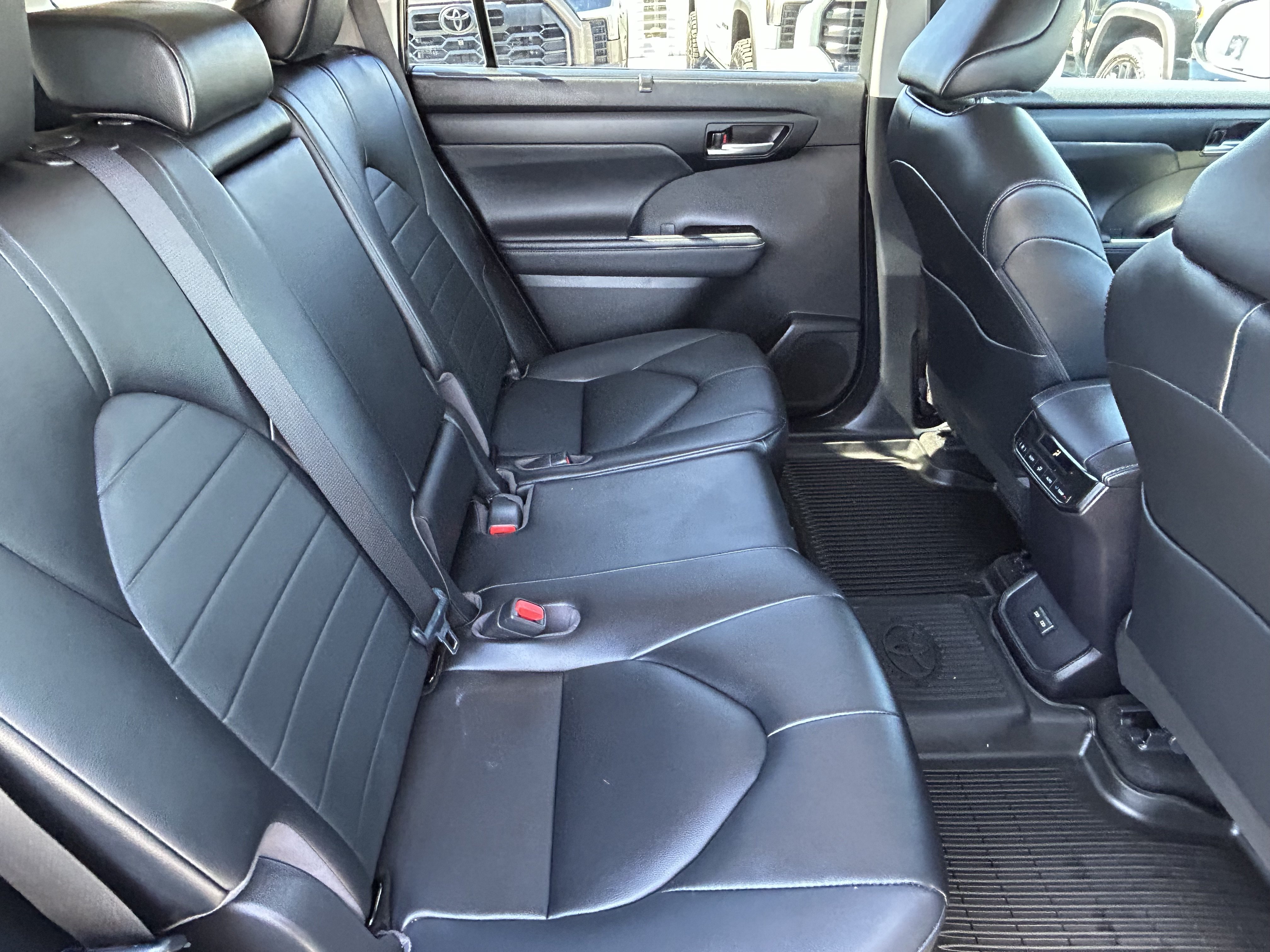 Used 2023 Toyota Highlander XLE FWD image 12