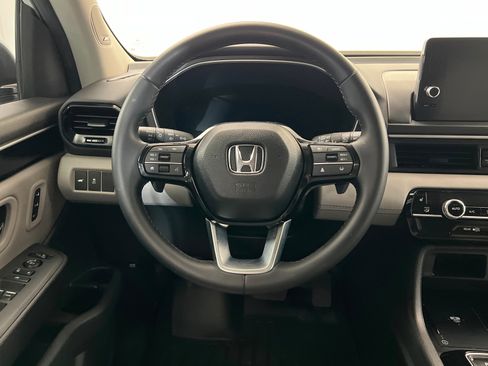 Used 2025 Honda Pilot Touring image 13