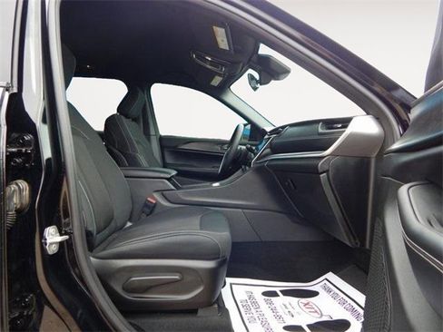 Used 2025 Jeep Grand Cherokee Laredo image 15