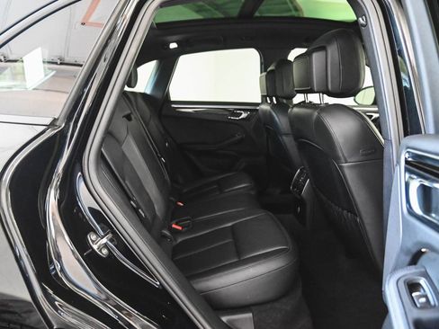 Used 2023 Porsche Macan image 31