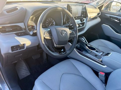 Used 2020 Toyota Highlander Limited image 10