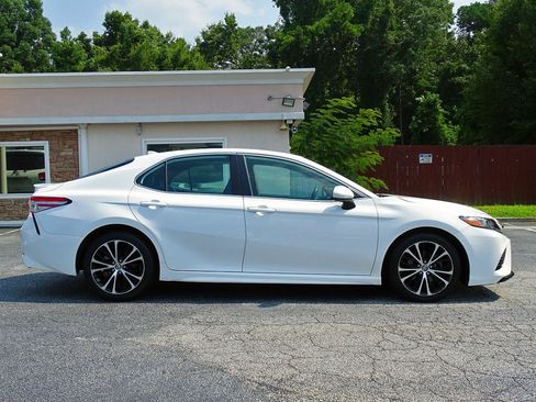 Used 2020 Toyota Camry SE FWD image 12