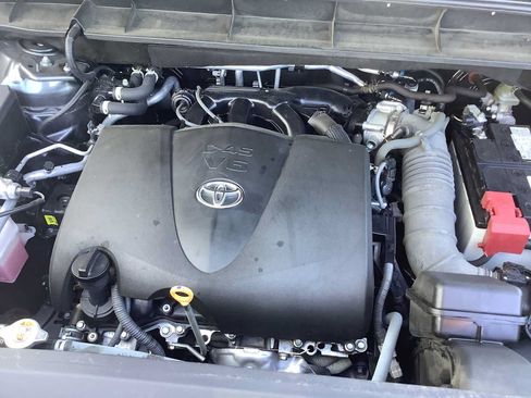 Used 2022 Toyota Highlander XLE AWD/4WD image 8